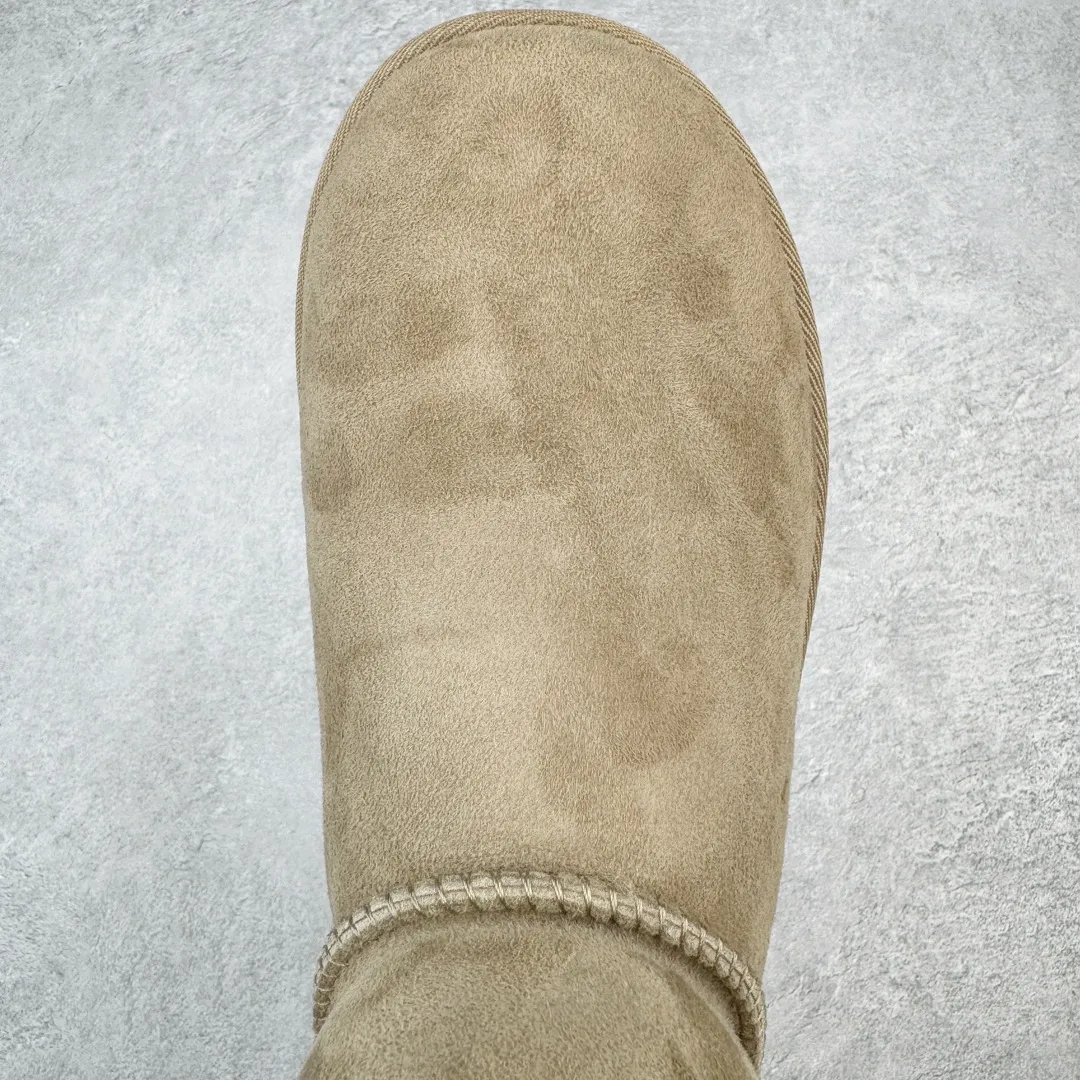 Pick up locally💰520 UGG 6422 Classic wooden buckle autumn and winter sheep fur integrated snow boots. All shoes are made from the same factory as ZP. Longfeng A-grade Australian imported sheep fur integrated women's boots. Brand OEM production line. Fully follow the ZP process. OEM original pattern maker. Adhering to the principle of no original shoes and no development selection. Pay attention to every detail. The most authentic version on the market. TREADLITE "Light Wing" technology outsole. Lightweight/durable/flexible/pile size: 35 36 37 38 39 40 Coding: by2936090